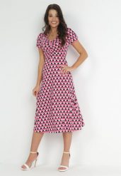 Fuksjowa Sukienka Taliowana z Marszczeniem w Geometryczny Wzór Garnette. Czerwone sukienki damskie Born2be, bez wzorów, eleganckie, bez ramiączek. Za 189.99 zł.