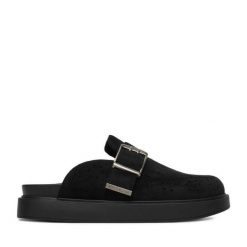 Klapki Guess Jeans. Czarne klapki damskie Guess Jeans, z aplikacjami, z jeansu, bez obcasa, bez zapięcia. Za 279.99 zł.