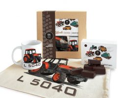 Kubota — paczka (Zawartość paczki: koszulka, torba, kubek, słodycze; Rozmiar koszulki / bluzy: XL (damska); Kolor koszulki / bluzy: czarny; Rodzaj nad. Czarne koszulki damskie nikiniki, l, bez wzorów, z bawełny, bez kołnierzyka, bez ramiączek. Za 179.00 zł.