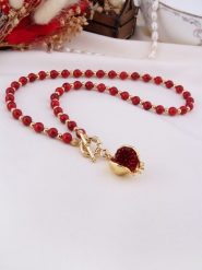 L'Atelier de Gaia Pozłacany naszyjnik z elementami ozdobnymi - dł. 50 cm rozmiar: onesize. Czerwone naszyjniki damskie L'Atelier de Gaia, z koralem, pozłacane. Za 93.07 zł.