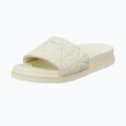 Klapki damskie GANT Mardale. Białe klapki damskie Gant, bez wzorów, z materiału, bez obcasa, bez zapięcia. Za 189.99 zł.