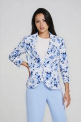 Marynarka w kwiaty błękitna. Niebieskie marynarki i żakiety damskie MOODO, bez wzorów, z elastanu. Za 199.99 zł.