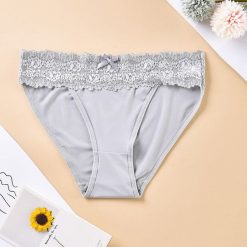 Figi koronkowe z elastycznego materiału Santoshi. Czarne figi Intica, bez wzorów, z koronki. W wyprzedaży za 69.00 zł.