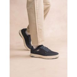 Lekkie trampki z recyklingowanej tkaniny TBS. Niebieskie obuwie sportowe casual damskie TBS, bez wzorów, z tkaniny, bez zapięcia. Za 382.00 zł.