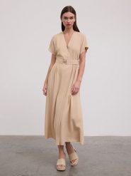 BGN Sukienka w kolorze beżowym rozmiar: 40. Brązowe sukienki damskie BGN, bez wzorów, z tkaniny, bez ramiączek. Za 143.56 zł.