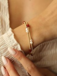 Pierres delicates Pozłacana bransoletka z kryształami i perłami rozmiar: onesize. Białe bransoletki damskie Pierres delicates, pozłacane. Za 52.99 zł.