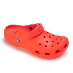 Klapki chodaki sportowe unisex Crocs CLASSIC. Czerwone klapki damskie Crocs, bez wzorów, z materiału, bez obcasa, bez zapięcia. Za 159.00 zł.