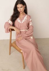 Różowa Wiskozowa Sukienka Boho z Haftem i Sznurkowym Paskiem z Koralikami Eidippe. Czerwone sukienki damskie Born2be, z aplikacjami, z bawełny, boho, bez ramiączek. Za 149.99 zł.