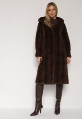 Brązowy Płaszcz Futerko w Pionowy Wzór z Kapturem Cahroris. Brązowe płaszcze damskie Born2be, l, bez wzorów, z dzianiny, z kapturem. Za 299.99 zł.