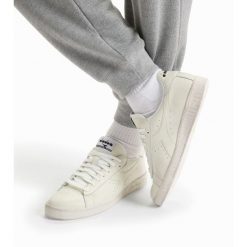 Sneakersy Diadora game l low waxed. Białe obuwie sportowe damskie Diadora, z gumy, bez zapięcia. W wyprzedaży za 319.60 zł.