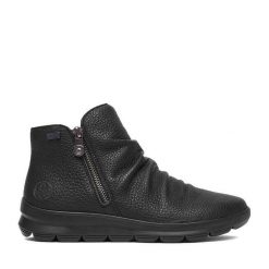 Botki Rieker. Czarne botki damskie Rieker, bez obcasa, na płaskiej podeszwie, bez zapięcia. Za 389.99 zł.