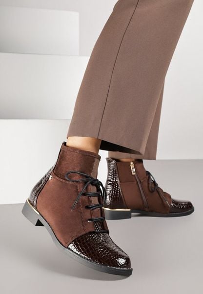 Brązowe Botki Trzewiki Vices Ozdobione Lakierowanymi Elementami Afridde. Brązowe botki damskie Renee, z jeansu, bez obcasa, na płaskiej podeszwie, bez zapięcia. Za 89.99 zł.