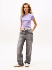 TOMMY JEANS Koszulka w kolorze lawendowym rozmiar: XL. Różowe bluzki damskie Tommy Jeans, xl, bez wzorów, z bawełny, bez kołnierzyka, bez ramiączek. Za 105.38 zł.