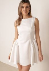 Biała Elegancka Sukienka o Rozkloszowanym Kroju Bez Rękawów Eupene. Białe sukienki damskie Born2be, bez wzorów, eleganckie, bez ramiączek. Za 199.99 zł.