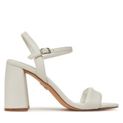 Sandały Steve Madden. Białe sandały damskie Steve Madden, bez wzorów, bez obcasa, na słupku, bez zapięcia. Za 359.99 zł.