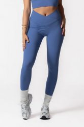 Damskie legginsy z kopertowym wysokim stanem, bez przedniego szwu – fioletowy. Fioletowe legginsy damskie AESTHETIC WOLF, s, bez wzorów, z materiału. Za 269.99 zł.