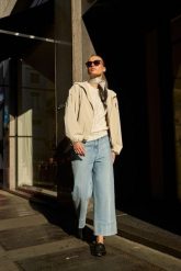 Jeansy z szerokimi nogawkami jasnoniebieskie. Niebieskie jeansy damskie MOODO. Za 139.99 zł.