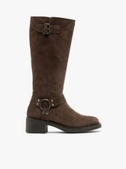 Brązowe kozaki biker boots ze skóry welurowej. Brązowe kozaki damskie Brawo sp. z o.o., ze skóry, bez obcasa, bez zapięcia. Za 699.99 zł.
