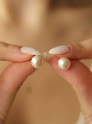 Pierres delicates Pozłacane kolczyki-wkrętki z perłami rozmiar: onesize. Pomarańczowe kolczyki damskie Pierres delicates, z perłą, pozłacane. Za 26.99 zł.