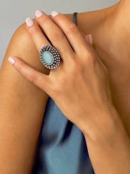 Les Petites Précieuses Srebrny pierścionek z chalcedonem rozmiar: 58. Szare pierścionki damskie Les Petites Précieuses, srebrne. Za 404.10 zł.