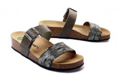 DR. BRINKMANN 700181-07 khaki, klapki profilaktyczne damskie. Zielone klapki damskie Dr. Brinkmann, bez wzorów, bez obcasa, bez zapięcia. Za 182.67 zł.