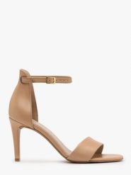 Beżowe sandały na szpilce. Brązowe sandały damskie Ryłko, bez wzorów, ze skóry, bez obcasa, na szpilce, bez zapięcia. W wyprzedaży za 279.99 zł.