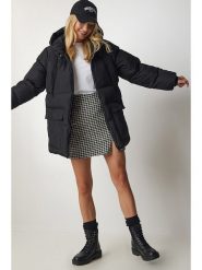 Happiness Istanbul Kurtka zimowa w kolorze czarnym rozmiar: 38. Czarne kurtki damskie Happiness Istanbul, na zimę, bez wzorów, z puchu, bez kaptura. Za 175.26 zł.