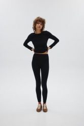 Bawełniane legginsy w kolorze TOTALLY BLACK - SHAPE. Czarne legginsy damskie Marsala, m, bez wzorów, z bawełny. Za 89.90 zł.