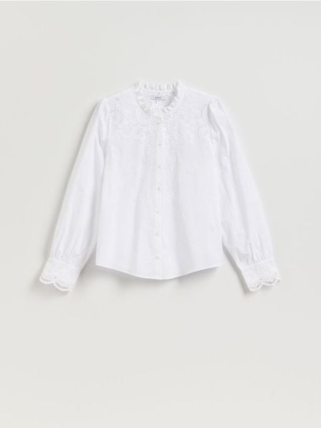 Koszula z ażurową wstawką - biały. Białe koszule damskie Reserved, l, w ażurowe wzory, z bawełny, bez kołnierzyka, bez ramiączek. Za 139.99 zł.