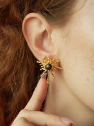 Pierres delicates Pozłacane kolczyki-wkrętki z tygrysim okiem rozmiar: onesize. Żółte kolczyki damskie Pierres delicates, pozłacane. Za 100.28 zł.