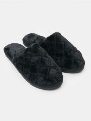 Pikowane kapcie ze sztucznym futerkiem - czarny. Czarne kapcie damskie Sinsay. Za 19.99 zł.