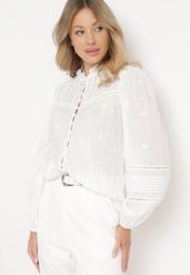 Biała Bawełniana Koszula z Falbanką przy Szyi Ozdobiona Haftami i Ażurową Taśmą Rionna. Białe koszule damskie Born2be, l, w ażurowe wzory, z bawełny, bez kołnierzyka, bez ramiączek. Za 129.99 zł.