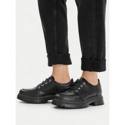 Półbuty Timberland. Czarne półbuty damskie Timberland, bez wzorów, bez obcasa, bez zapięcia. Za 450.99 zł.