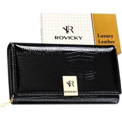 Duży, czarny, lakierowany portfel damski ze skóry naturalnej zamykany na zatrzask RH-20A-1-RS Rovicky. Czarne portfele damskie ROVICKY, bez wzorów, z lakierowanej skóry. Za 99.00 zł.