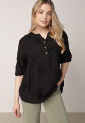 Czarna Koszula z Wiskozy z Haftowanymi Kwiatami Sylimeine. Czarne koszule damskie Born2be, na lato, l, z aplikacjami, z materiału, casualowe, bez kołnierzyka, plus size, bez ramiączek. Za 89.99 zł.