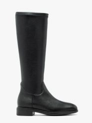 Czarne kozaki z elastyczną cholewką. Czarne kozaki damskie Ryłko, ze skóry, bez obcasa, na płaskiej podeszwie, bez zapięcia. Za 449.99 zł.