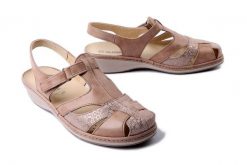 SUAVE 720140-08 beige, klapki damskie. Białe klapki damskie Suave, bez wzorów, bez obcasa, bez zapięcia. Za 394.90 zł.