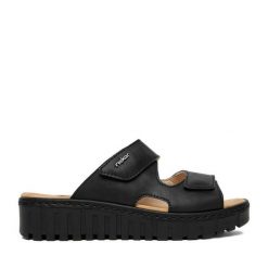 Klapki Rieker. Czarne klapki damskie Rieker, bez wzorów, bez obcasa, bez zapięcia. Za 299.99 zł.