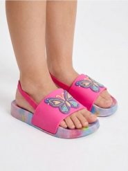 Klapki z motywem motyla i podeszwą tie-dye - wielobarwny. Klapki damskie Sinsay, bez wzorów, bez obcasa, bez zapięcia. W wyprzedaży za 17.99 zł.