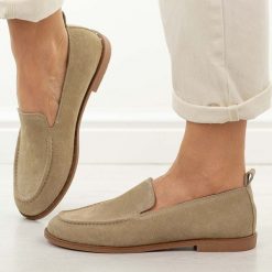 Piaskowe skórzane mokasyny damskie T.Sokolski w26-123. Brązowe mokasyny damskie Sokolski, na jesień, z jeansu, z okrągłym noskiem, bez obcasa. W wyprzedaży za 206.10 zł.