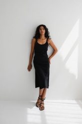 Sukienka na ramiączkach z prążkowanej dzianiny w kolorze TOTALLY BLACK - CARMEN-S/M. Czarne sukienki damskie Marsala, bez wzorów, z bawełny, bez ramiączek. Za 219.90 zł.