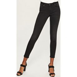 Jeansy push up - Czarny. Czarne jeansy damskie Reserved. Za 99.99 zł.