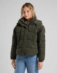 LEE PUFFER JACKET DAMSKA KURTKA ZIMOWA SERPICO GREEN L56VMMOJ 112113117. Zielone kurtki damskie Lee, na zimę, l, bez wzorów, bez kaptura. Za 359.99 zł.