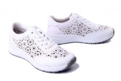RIEKER N6506-80 white, półbuty letnie damskie. Białe półbuty damskie Rieker, na lato, w ażurowe wzory, bez obcasa, na koturnie, bez zapięcia. Za 287.92 zł.