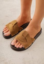 Brązowe Klapki z Przeplatanymi Paskami i Nitami przy Podeszwie Marivyn. Brązowe klapki damskie Born2be, bez wzorów, bez obcasa, na płaskiej podeszwie, bez zapięcia. Za 79.99 zł.