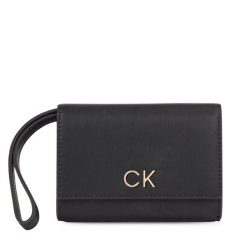 Portfel Calvin Klein. Czarne portfele damskie Calvin Klein, bez wzorów. Za 379.99 zł.