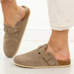 J. Brązowe skórzane klapki damskie Vinceza 101332. Brązowe klapki damskie VINCEZA, bez wzorów, z bawełny, bez obcasa, na płaskiej podeszwie, bez zapięcia. Za 159.00 zł.