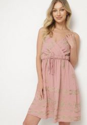 Różowa Sukienka Boho z Wiskozy na Ramiączkach Zdobiona Metalicznym Haftem Saleriela. Czerwone sukienki damskie Born2be, z aplikacjami, z wiskozy, boho, bez ramiączek. W wyprzedaży za 67.99 zł.