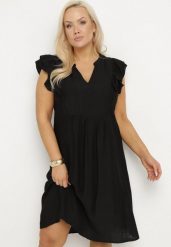 Czarna Sukienka Pudełkowa z Bawełną i Trójkątnym Dekoltem Ozdobiona Falbankami Vikirva. Czarne sukienki damskie Born2be, bez wzorów, z bawełny, eleganckie, bez ramiączek. Za 79.99 zł.