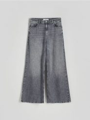 Jeansy z szerokimi nogawkami - jasnoszary. Szare jeansy damskie Reserved, z podwyższonym stanem. W wyprzedaży za 119.99 zł.